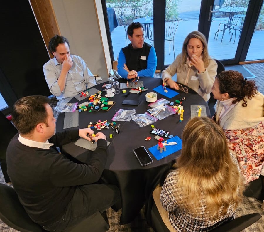 Grupo de personas sentadas en una mesa discutiendo temas empresariales